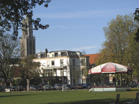 901224 Gezicht op het Park Lepelenburg te Utrecht, met rechts de muziektent, vanaf de Maliesingel.